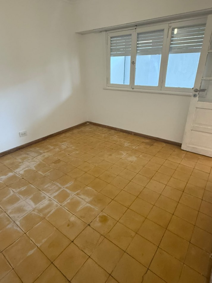 CHALET 4 AMBIENTES CON GARAGE Y PATIO BARRIO ESTELA MARIS CASTELLI 670