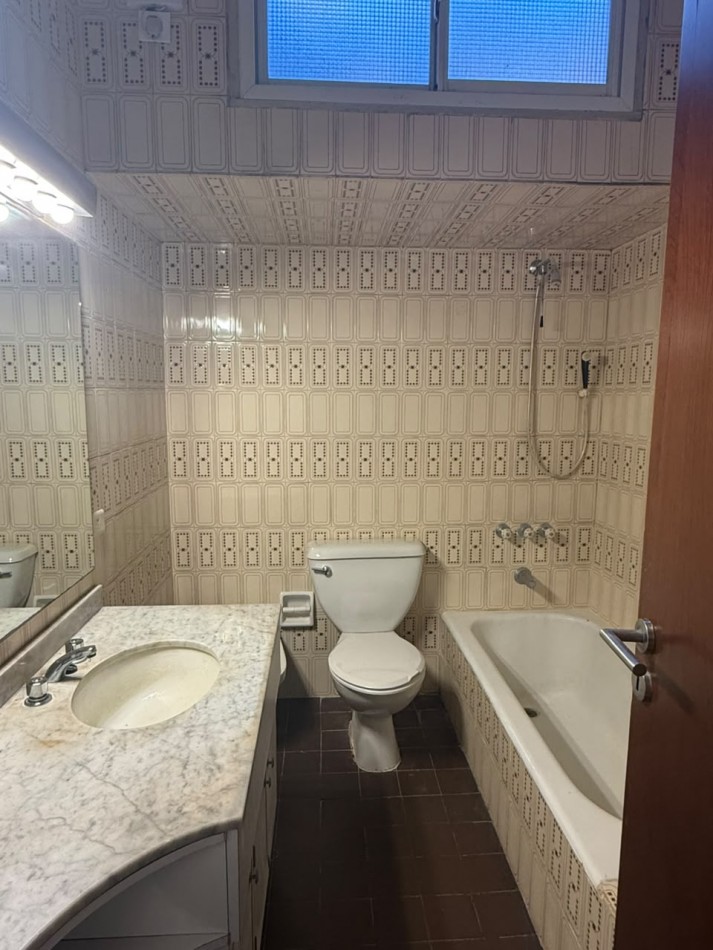 CHALET 4 AMBIENTES CON GARAGE Y PATIO BARRIO ESTELA MARIS CASTELLI 670