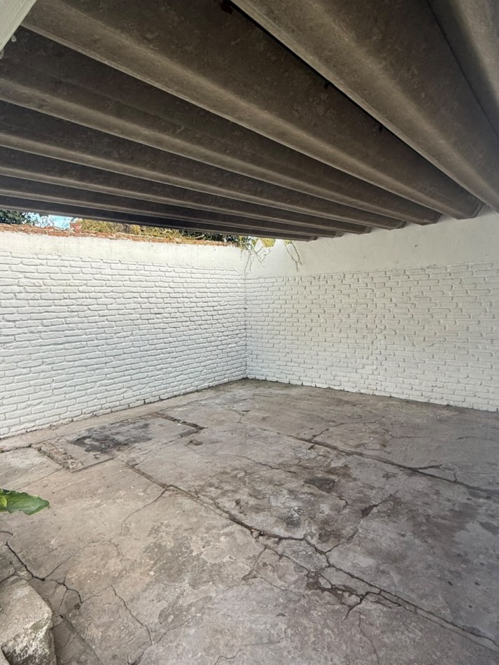 CHALET 4 AMBIENTES CON GARAGE Y PATIO BARRIO ESTELA MARIS CASTELLI 670
