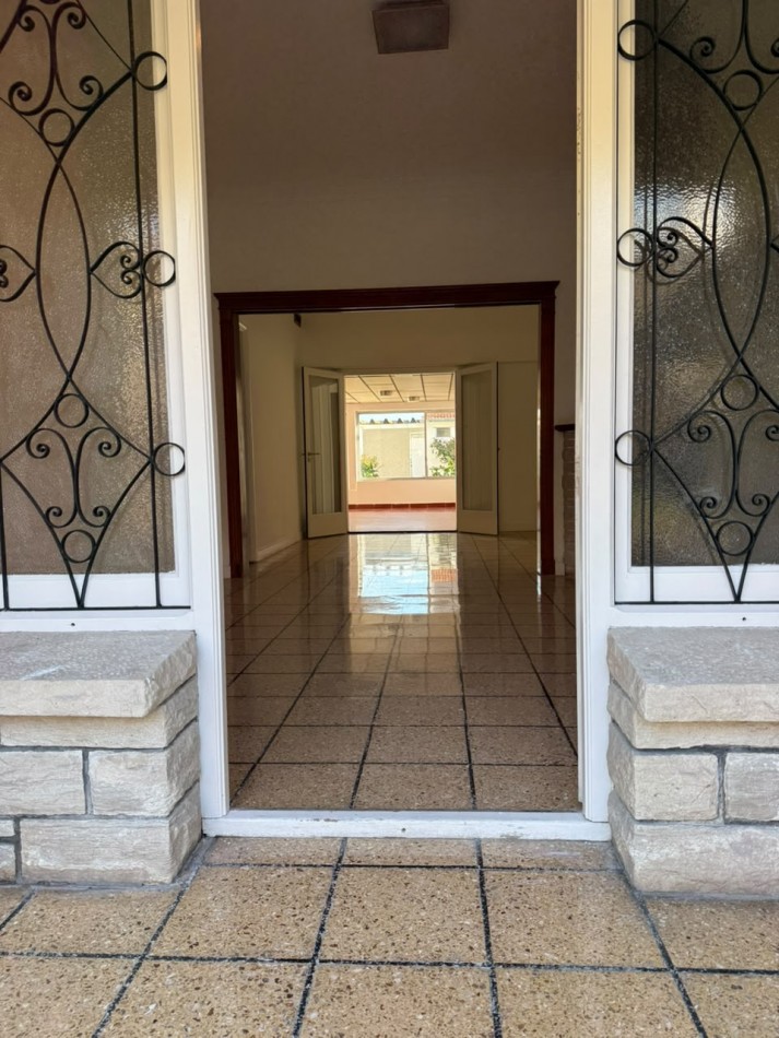 CHALET 4 AMBIENTES CON GARAGE Y PATIO BARRIO ESTELA MARIS CASTELLI 670