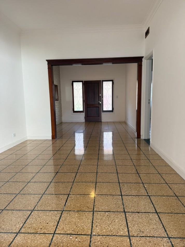 CHALET 4 AMBIENTES CON GARAGE Y PATIO BARRIO ESTELA MARIS CASTELLI 670