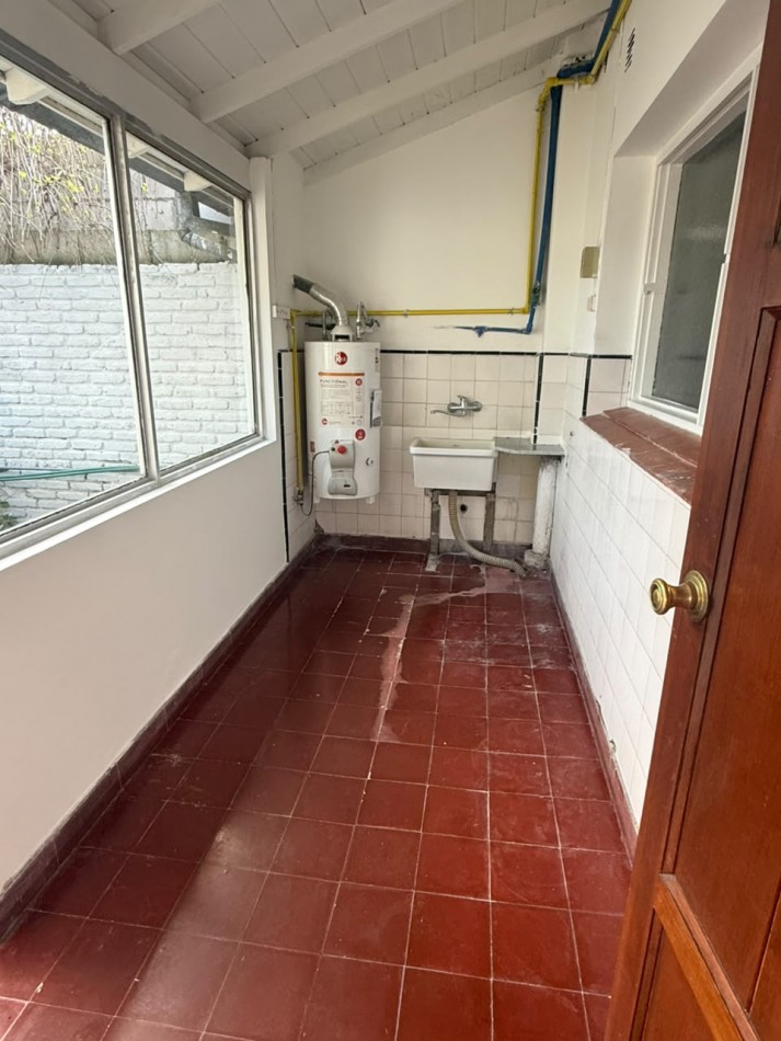 CHALET 4 AMBIENTES CON GARAGE Y PATIO BARRIO ESTELA MARIS CASTELLI 670