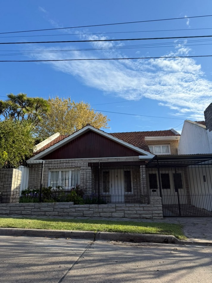 CHALET 4 AMBIENTES CON GARAGE Y PATIO BARRIO ESTELA MARIS CASTELLI 670