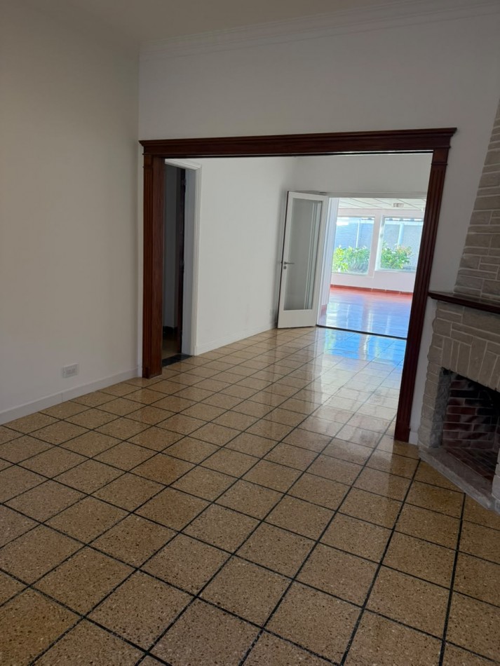 CHALET 4 AMBIENTES CON GARAGE Y PATIO BARRIO ESTELA MARIS CASTELLI 670