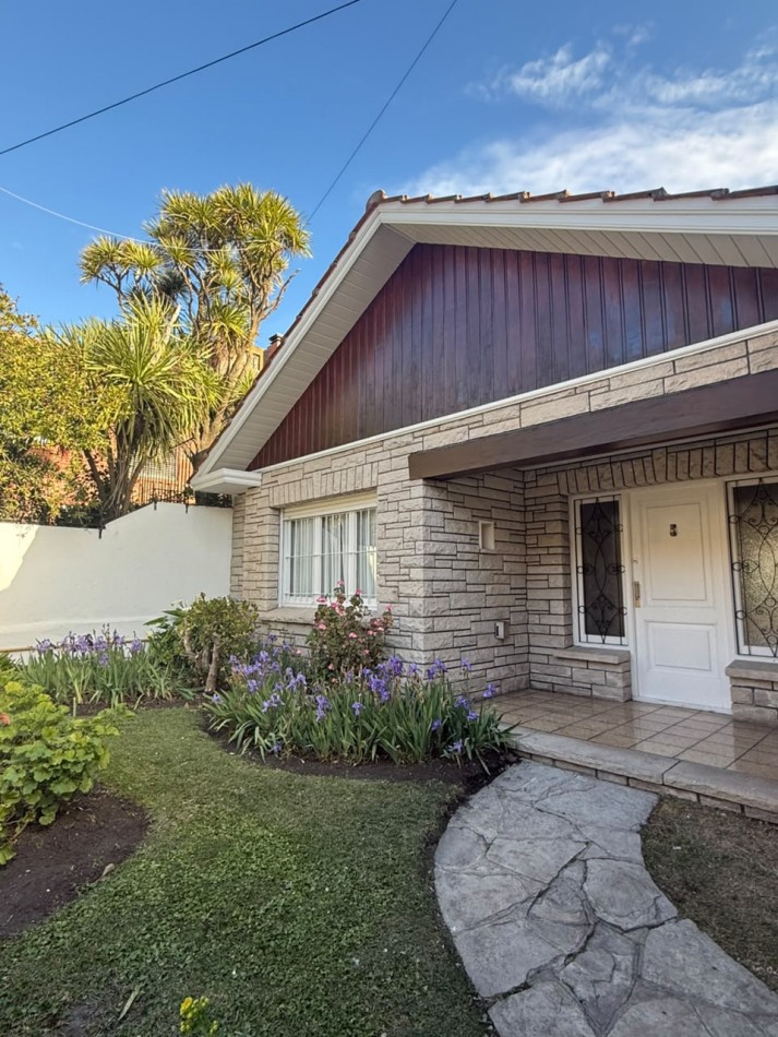 CHALET 4 AMBIENTES CON GARAGE Y PATIO BARRIO ESTELA MARIS CASTELLI 670