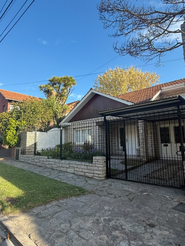 CHALET 4 AMBIENTES CON GARAGE Y PATIO BARRIO ESTELA MARIS CASTELLI 670