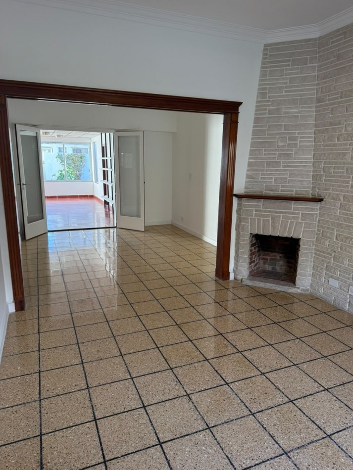 CHALET 4 AMBIENTES CON GARAGE Y PATIO BARRIO ESTELA MARIS CASTELLI 670