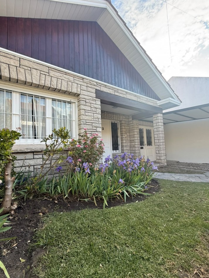 CHALET 4 AMBIENTES CON GARAGE Y PATIO BARRIO ESTELA MARIS CASTELLI 670