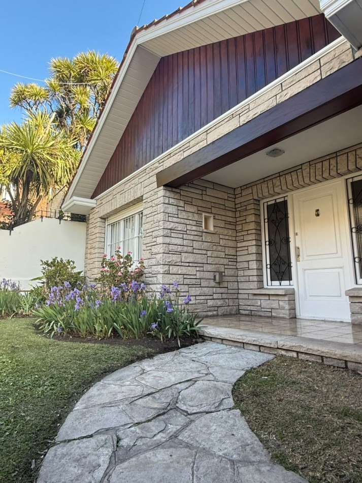 CHALET 4 AMBIENTES CON GARAGE Y PATIO BARRIO ESTELA MARIS CASTELLI 670