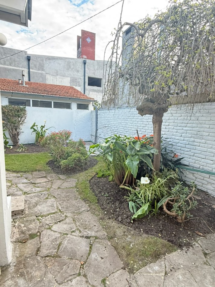 CHALET 4 AMBIENTES CON GARAGE Y PATIO BARRIO ESTELA MARIS CASTELLI 670