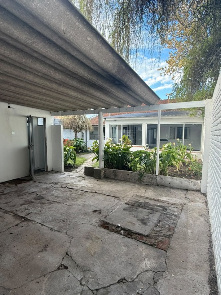 CHALET 4 AMBIENTES CON GARAGE Y PATIO BARRIO ESTELA MARIS CASTELLI 670