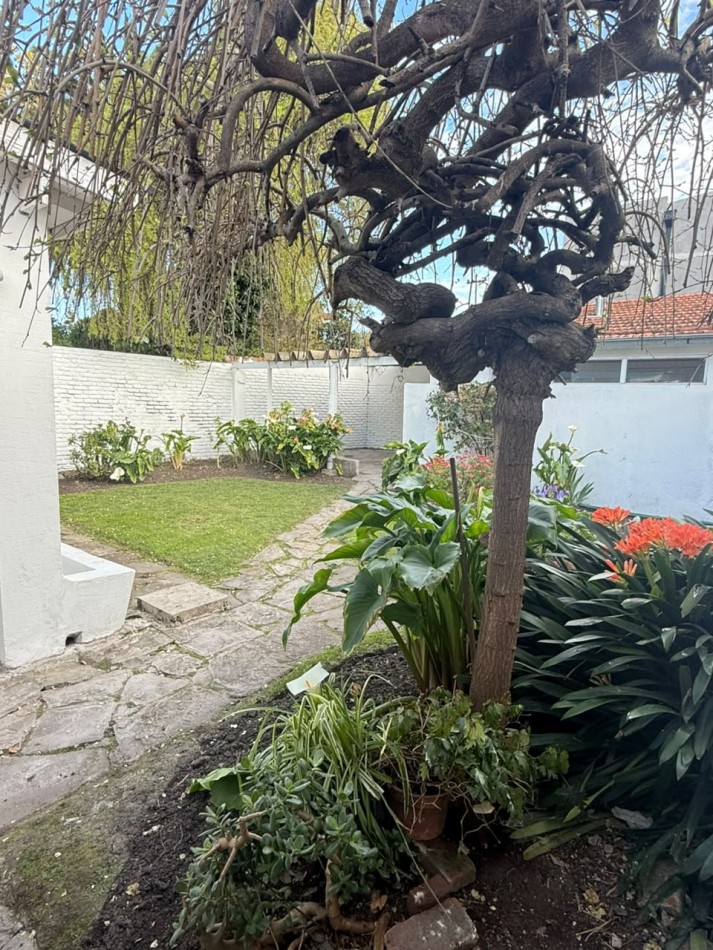 CHALET 4 AMBIENTES CON GARAGE Y PATIO BARRIO ESTELA MARIS CASTELLI 670