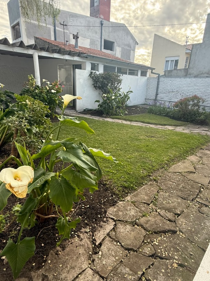 CHALET 4 AMBIENTES CON GARAGE Y PATIO BARRIO ESTELA MARIS CASTELLI 670