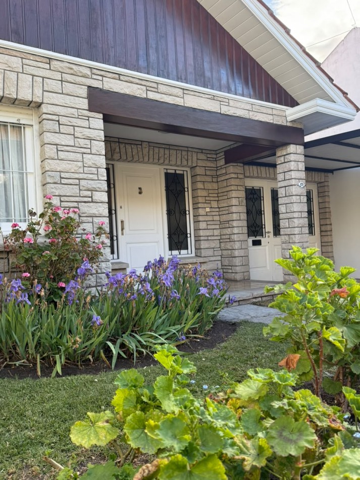 CHALET 4 AMBIENTES CON GARAGE Y PATIO BARRIO ESTELA MARIS CASTELLI 670