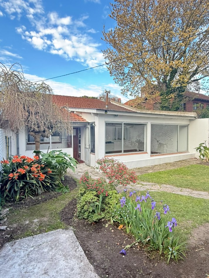 CHALET 4 AMBIENTES CON GARAGE Y PATIO BARRIO ESTELA MARIS CASTELLI 670