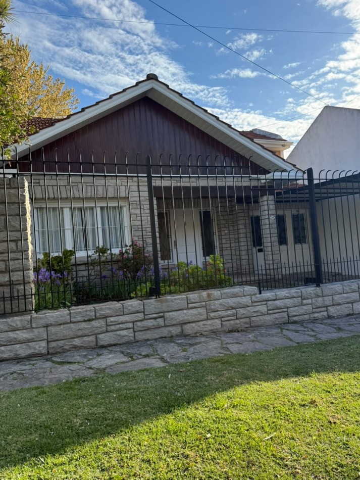 CHALET 4 AMBIENTES CON GARAGE Y PATIO BARRIO ESTELA MARIS CASTELLI 670