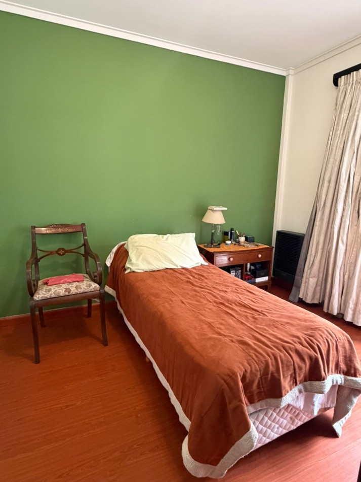 Departamento 3 ambientes al frente con cochera y baulera zona Guemes 
