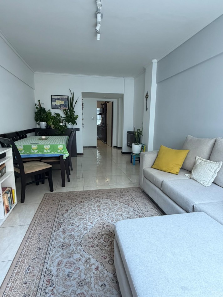 Departamento 3 ambientes al frente con cochera y baulera zona Guemes 