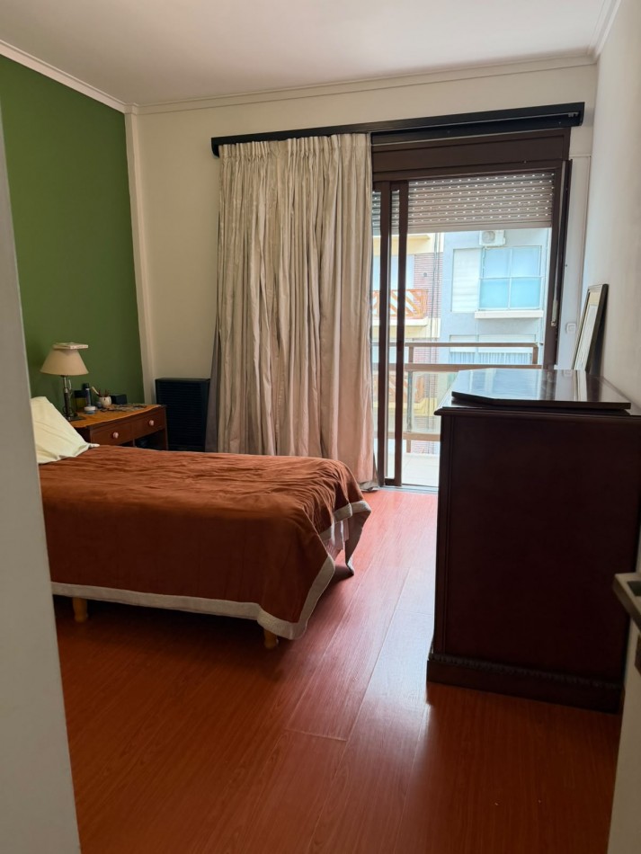Departamento 3 ambientes al frente con cochera y baulera zona Guemes 