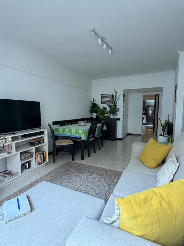 Departamento 3 ambientes al frente con cochera y baulera zona Guemes 