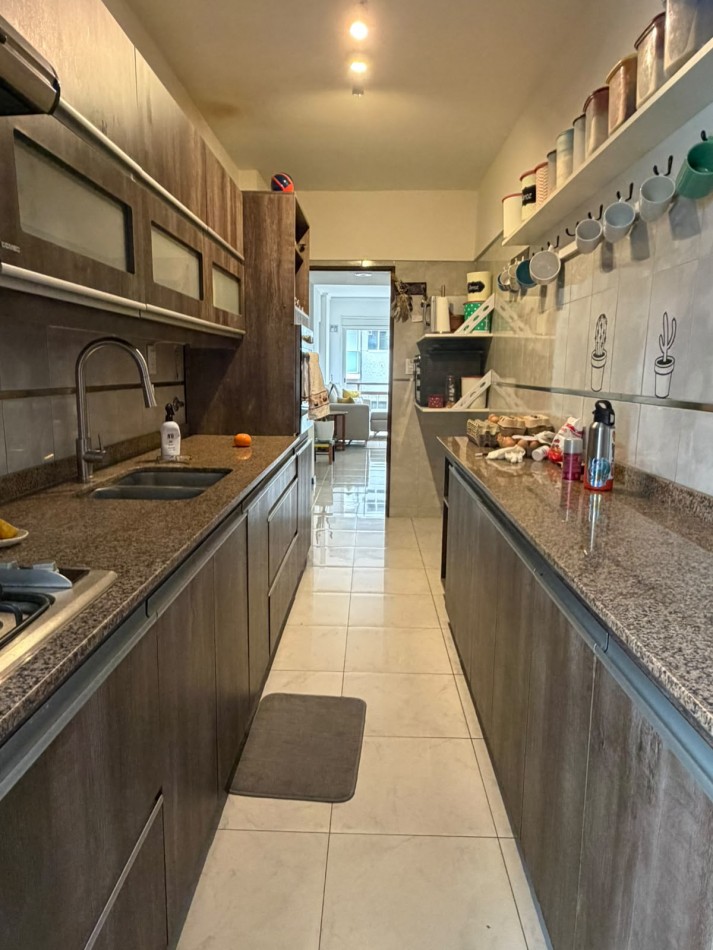 Departamento 3 ambientes al frente con cochera y baulera zona Guemes 
