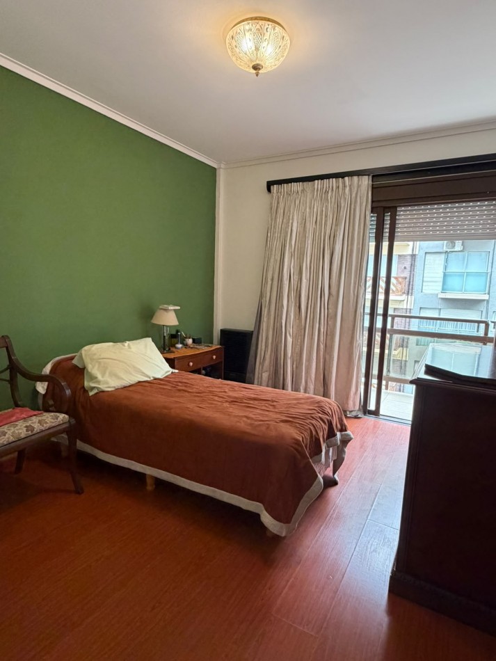 Departamento 3 ambientes al frente con cochera y baulera zona Guemes 