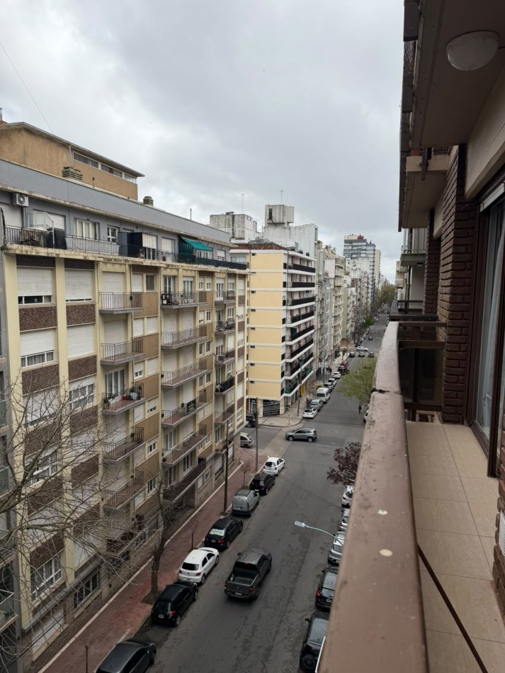 Departamento 3 ambientes al frente con cochera y baulera zona Guemes 