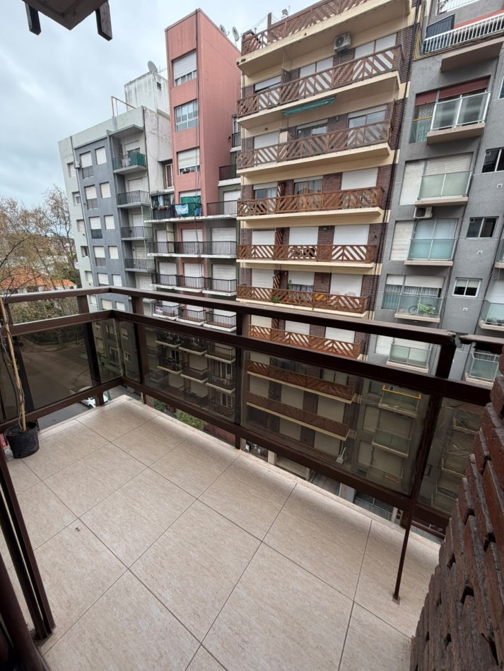 Departamento 3 ambientes al frente con cochera y baulera zona Guemes 