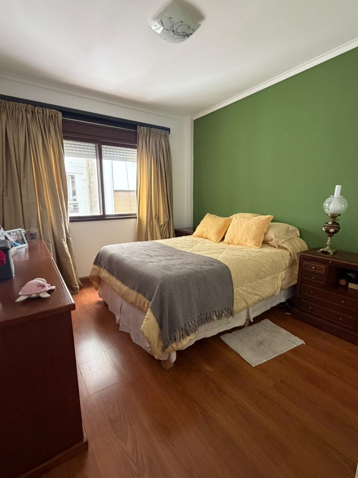 Departamento 3 ambientes al frente con cochera y baulera zona Guemes 