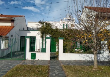Casa en venta cuatro ambientes con escritorio, garaje y parque en zona La Perla 