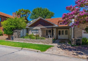 CHALET 4 AMBIENTES CON GARAGE Y PATIO BARRIO ESTELA MARIS CASTELLI 670